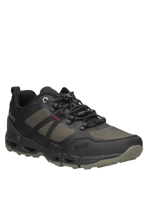 Zapatilla verde de trail running, con detalles de costuras visibles y refuerzos en la puntera para mayor funcionalidad.