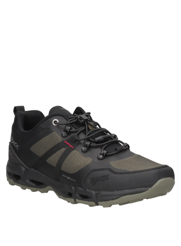 Zapatilla verde de trail running, con detalles de costuras visibles y refuerzos en la puntera para mayor funcionalidad.