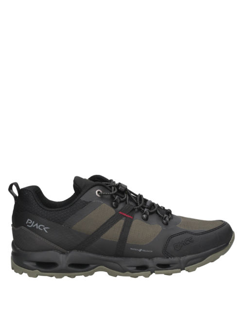 Zapatilla verde de trail running, con detalles de costuras visibles y refuerzos en la puntera para mayor funcionalidad.
