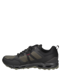 Zapatilla verde robusta de trail running, con suela gruesa y patrón de tracción para mejor agarre en terrenos irregulares.