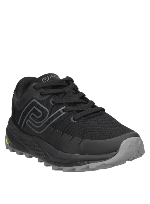 Zapatilla negra de mujer resistente para caminatas urbanas y actividades que requieren un calzado duradero.