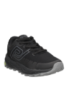 Zapatilla negra de mujer resistente para caminatas urbanas y actividades que requieren un calzado duradero.