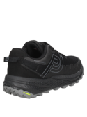 Zapatilla negra de mujer estilo athleisure, combina moda deportiva con casual, perfecta con leggings o jeans.