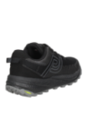 Zapatilla negra de mujer estilo athleisure, combina moda deportiva con casual, perfecta con leggings o jeans.