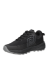 Zapatilla negra de mujer para trail running, diseño robusto y deportivo, ideal para actividades al aire libre.