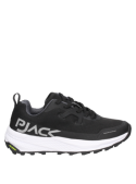 Moderna zapatilla negra de mujer, estilo athleisure, perfecta para combinar con ropa casual o deportiva.