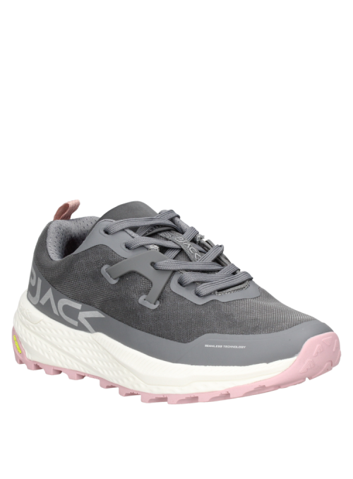 Zapatilla gris de mujer, diseño athleisure, versátil para el uso diario, combina con jeans y atuendos urbanos modernos.