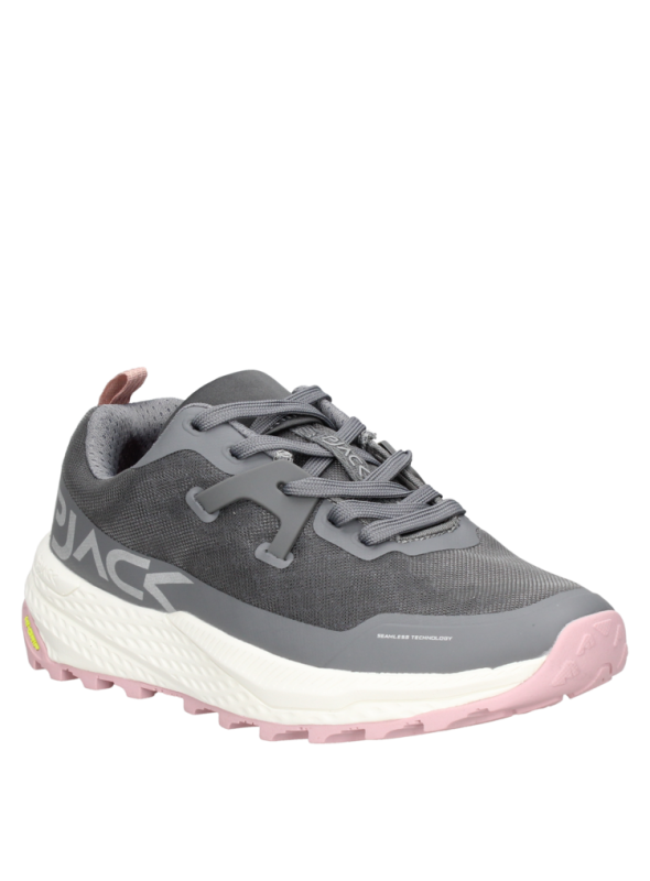 Zapatilla gris de mujer, diseño athleisure, versátil para el uso diario, combina con jeans y atuendos urbanos modernos.