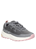Zapatilla gris de mujer, diseño athleisure, versátil para el uso diario, combina con jeans y atuendos urbanos modernos.