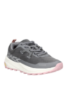 Zapatilla gris de mujer, diseño athleisure, versátil para el uso diario, combina con jeans y atuendos urbanos modernos.
