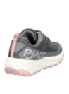 Zapatilla gris femenina, estructura ligera y flexible, transpirable, perfecta para actividades al aire libre y uso casual.