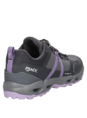 Zapatilla femenina gris con detalles diagonales y ojales metálicos, combinando estilo deportivo y casual para uso diario.