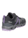 Zapatilla femenina gris con detalles diagonales y ojales metálicos, combinando estilo deportivo y casual para uso diario.