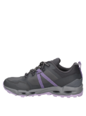 Calzado robusto de mujer en color gris, ideal para trekking, con refuerzos en el empeine y laterales para mayor resistencia.