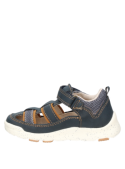 Calzado casual para niño en tono petróleo, con suela moteada resistente, ideal para actividades al aire libre.