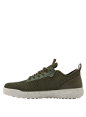 Zapatilla de hombre en verde, combina malla y material sintético, diseño robusto y fresco para salidas urbanas.