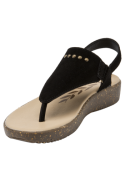 Elegante sandalia negra de mujer en cuero, con suela gruesa y diseño cómodo, combinable con vestidos o shorts.