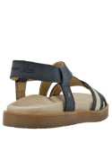 Sandalia azul de cuero con tiras decorativas, ideal para ocasiones que requieren comodidad y estilo desenfadado.
