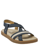 Sandalia veraniega de cuero azul con hebilla lateral discreta, ideal para climas cálidos y outfits relajados.