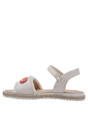 Sandalia veraniega para niña en color blanco, con detalles florales y correa ajustable, ideal para la playa.