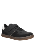 Zapatilla infantil negra con cierre práctico y detalles modernos, ideal para actividades recreativas y uso cotidiano.
