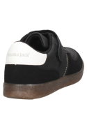 Zapatilla negra para niño, suela resistente y diseño urbano, se adapta a outfits informales como jeans y polerones.