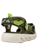 Sandalia verde infantil con suela ondulada que brinda buen soporte, perfecta para actividades recreativas.