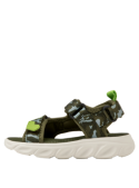 Sandalia verde de niño con diseño aventurero, adecuada para combinar con ropa deportiva y poleras ligeras.
