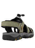 Calzado casual masculino en oliva con taco plano, perfecto para paseos en parque o playa.