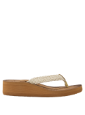 Calzado casual femenino color arena, diseño boho-chic con trenza y aplique, plataforma moderada para comodidad.
