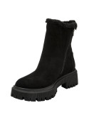 Botín Chelsea negro de cuero gamuzado, detalle lanoso, perfecto para combinar con jeans o vestidos en invierno.