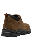 Calzado casual para hombre en color café, con ojales metálicos y cordones resistentes, perfecto para terrenos irregulares.