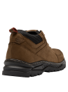 Calzado casual para hombre en color café, con ojales metálicos y cordones resistentes, perfecto para terrenos irregulares.