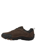 Zapatilla outdoor marrón de cuero y textil para hombre, diseño funcional con protección en puntera y talón.