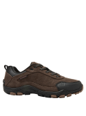 Zapatilla marrón de cuero y textil para hombre, estilo outdoor, con diseño robusto ideal para actividades al aire libre.
