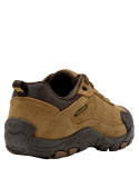 Calzado camel de cuero y textil, diseño robusto con soporte óptimo, ideal para caminatas largas y días activos.