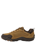 Zapatilla camel para hombre con detalles en costuras y materiales resistentes, adecuada para salidas al campo.