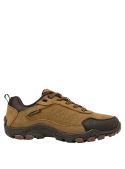 Zapatilla camel de hombre estilo outdoor en cuero y textil, ideal para actividades al aire libre por su diseño robusto.
