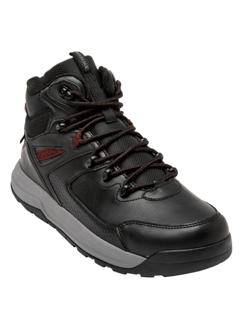 Calzado masculino casual en color negro, con cordones y ojales reforzados que aseguran un ajuste seguro y cómodo.
