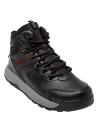 Calzado masculino casual en color negro, con cordones y ojales reforzados que aseguran un ajuste seguro y cómodo.