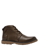 Botín casual de cuero marrón para hombre, ideal para un look urbano, con pasadores metálicos que resaltan sobre el cuero.