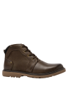 Botín casual de cuero marrón para hombre, ideal para un look urbano, con pasadores metálicos que resaltan sobre el cuero.