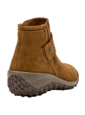 Botín de cuero gamuzado camel, combina modernidad y funcionalidad con su suela robusta y detalles decorativos.