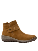 Botín camel de cuero gamuzado para mujer, estilo casual, con correa decorativa y suela antideslizante.
