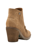 Botín de mujer camel en cuero gamuzado, diseño moderno con detalle metálico, proporciona abrigo y estilo en climas fríos.