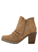Botín camel de cuero gamuzado, sofisticado y versátil, adecuado para salidas informales o reuniones de trabajo en invierno.