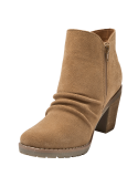 Botín de cuero gamuzado camel, estilo boho chic, combina con jeans o faldas largas, equilibrando comodidad y moda.