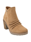 Botín camel de cuero gamuzado con pliegues y detalle metálico, ideal para ocasiones semi-formales.