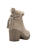 Calzado tipo botín taupe de cuero gamuzado, estilo casual, con taco alto y detalles roqueros, ideal para uso diario.