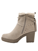 Botín de cuero gamuzado taupe para mujer, con taches decorativos y suela con ranuras para buen agarre.